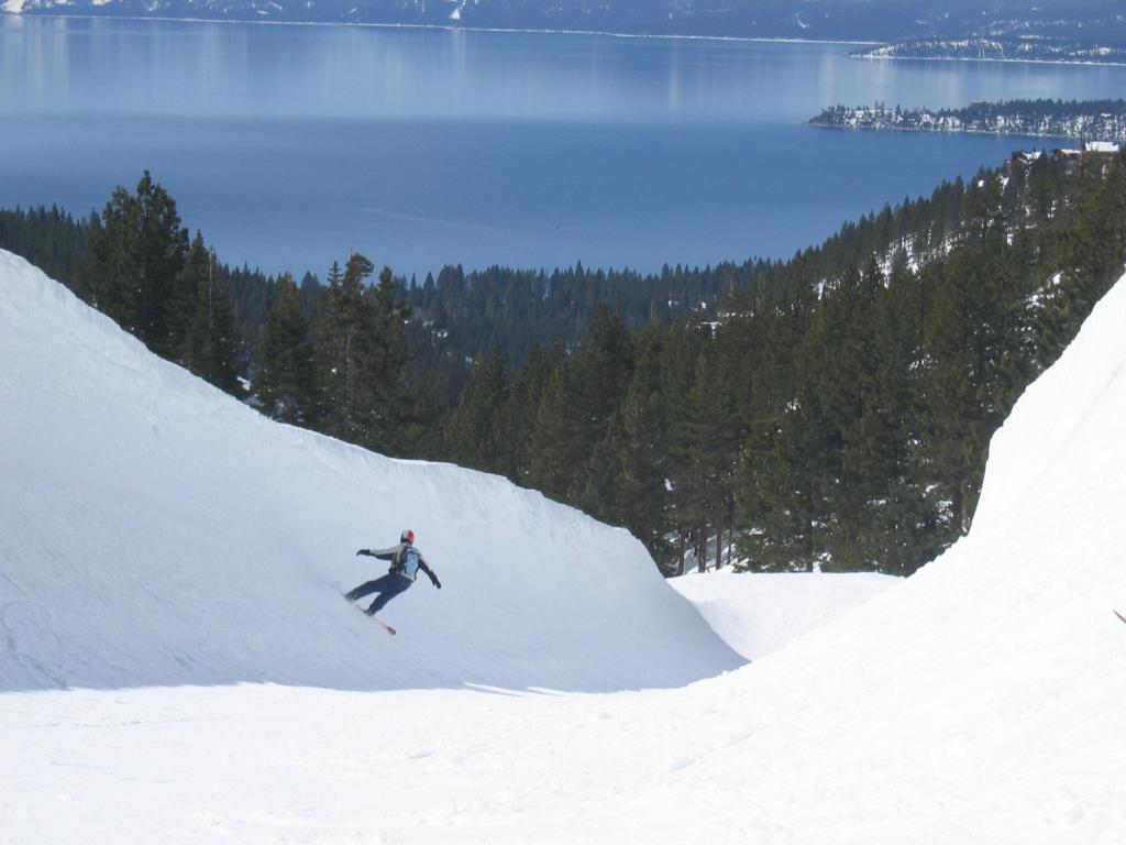 121 - DiamondPeak HalfPipe