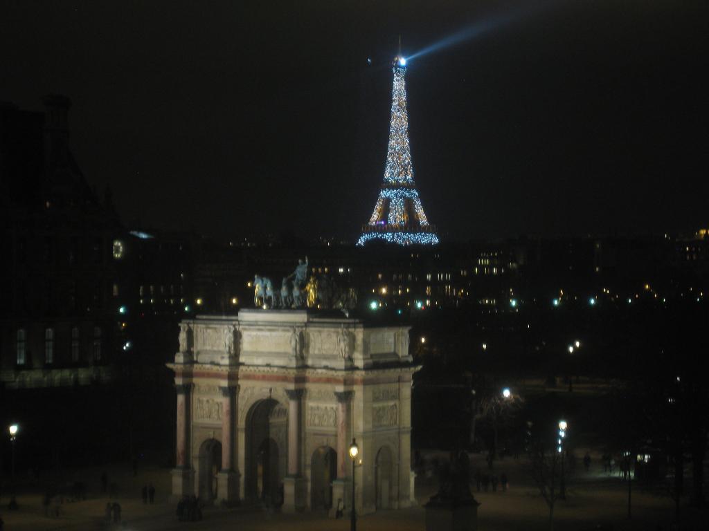 230 - ParisByNight