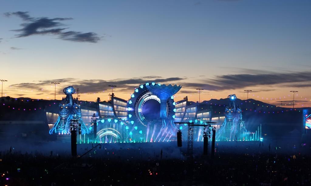 2261 - 20160617 EDC Vegas Day2