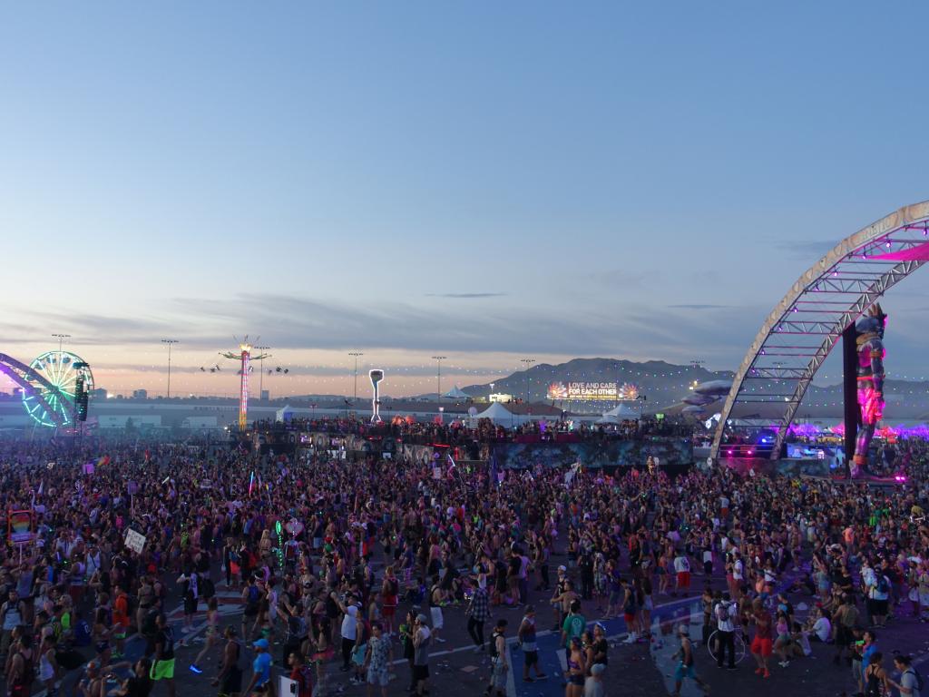 2287 - 20160617 EDC Vegas Day2