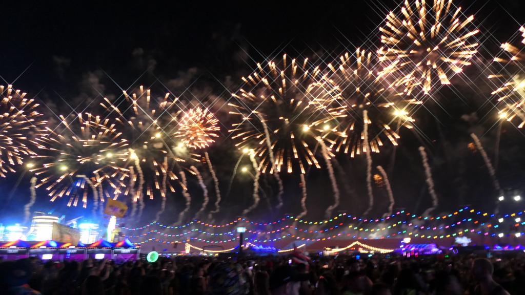 5594 - 20220521 EDC Vegas Fireworks