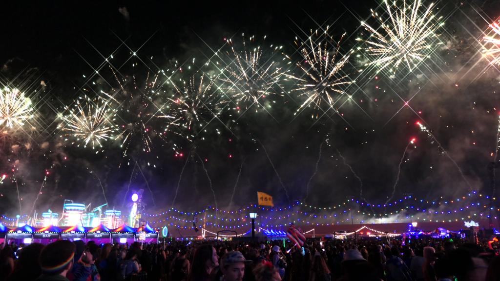 5619 - 20220522 EDC Vegas Fireworks