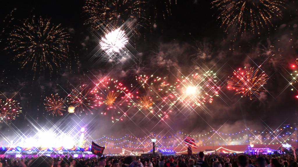 5647 - 20220522 EDC Vegas Fireworks