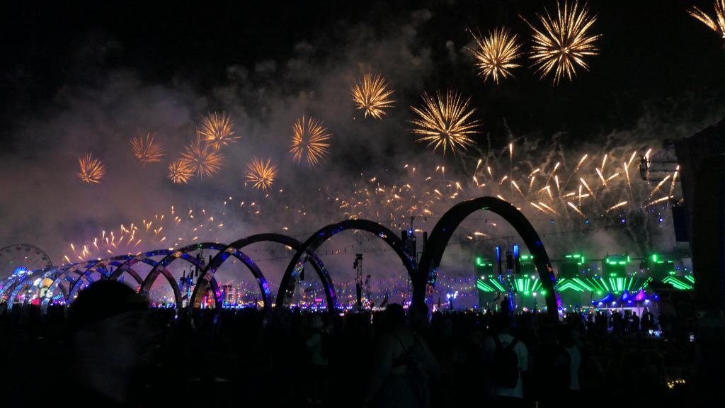 4503 - 20230519 EDC Vegas Fireworks