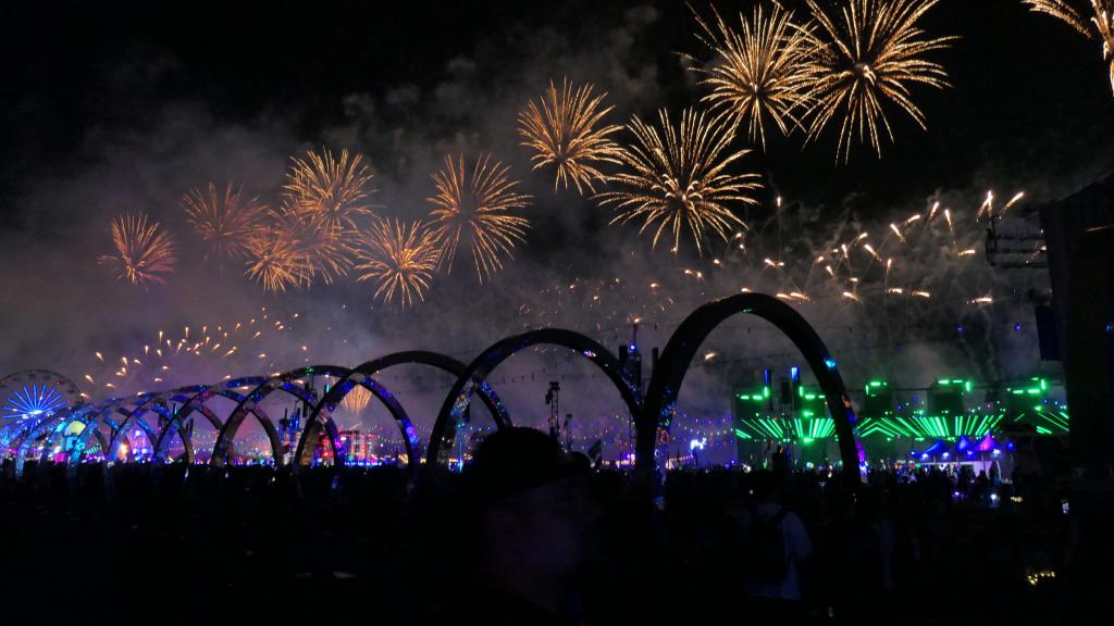 4504 - 20230519 EDC Vegas Fireworks