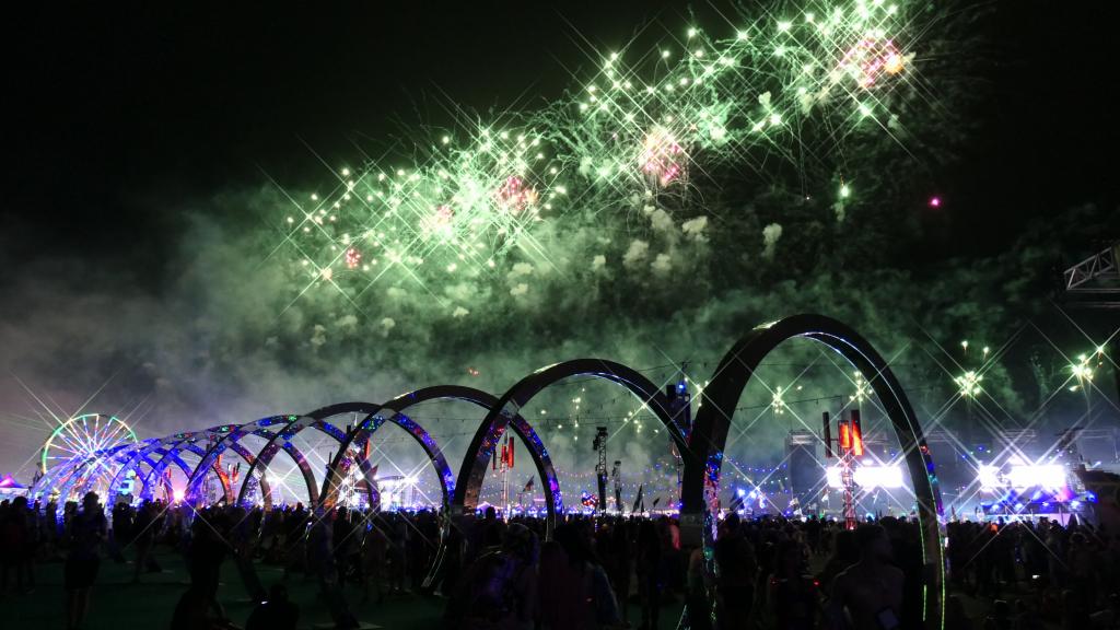 4525 - 20230519 EDC Vegas Fireworks