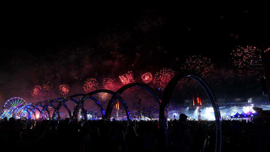 4527 - 20230519 EDC Vegas Fireworks