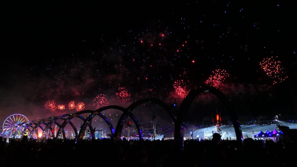 4528 - 20230519 EDC Vegas Fireworks