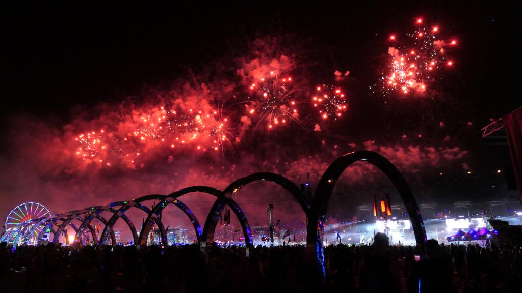 4529 - 20230519 EDC Vegas Fireworks