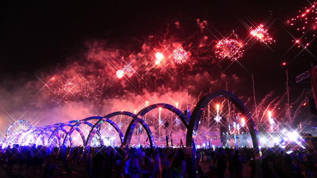 4531 - 20230519 EDC Vegas Fireworks