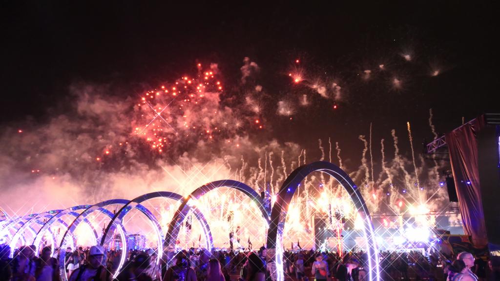 4533 - 20230519 EDC Vegas Fireworks