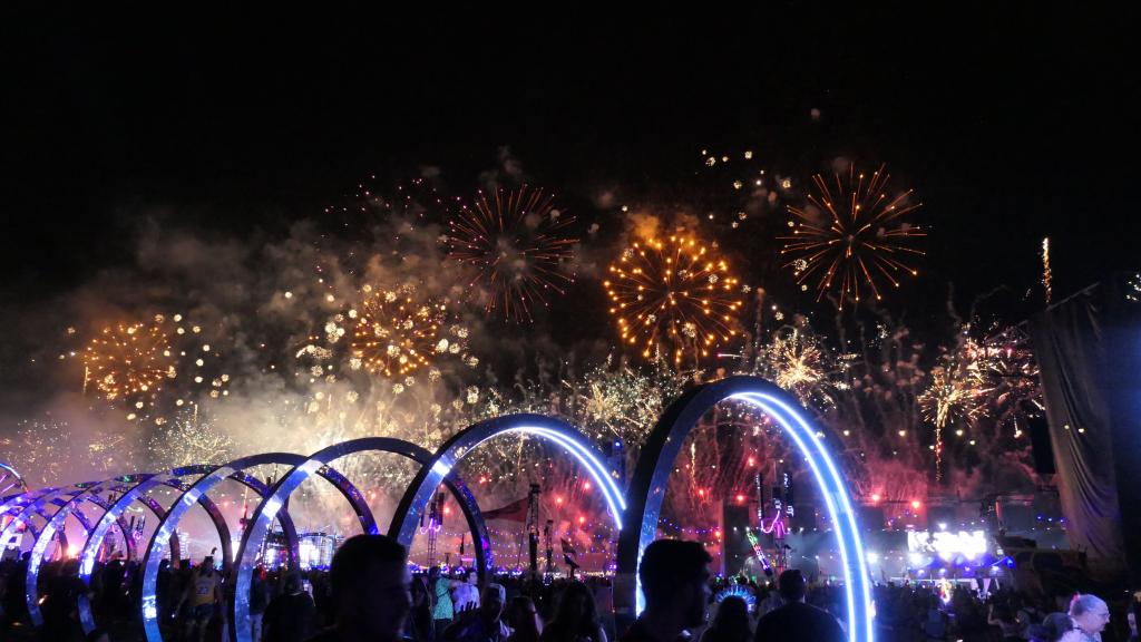 4535 - 20230519 EDC Vegas Fireworks