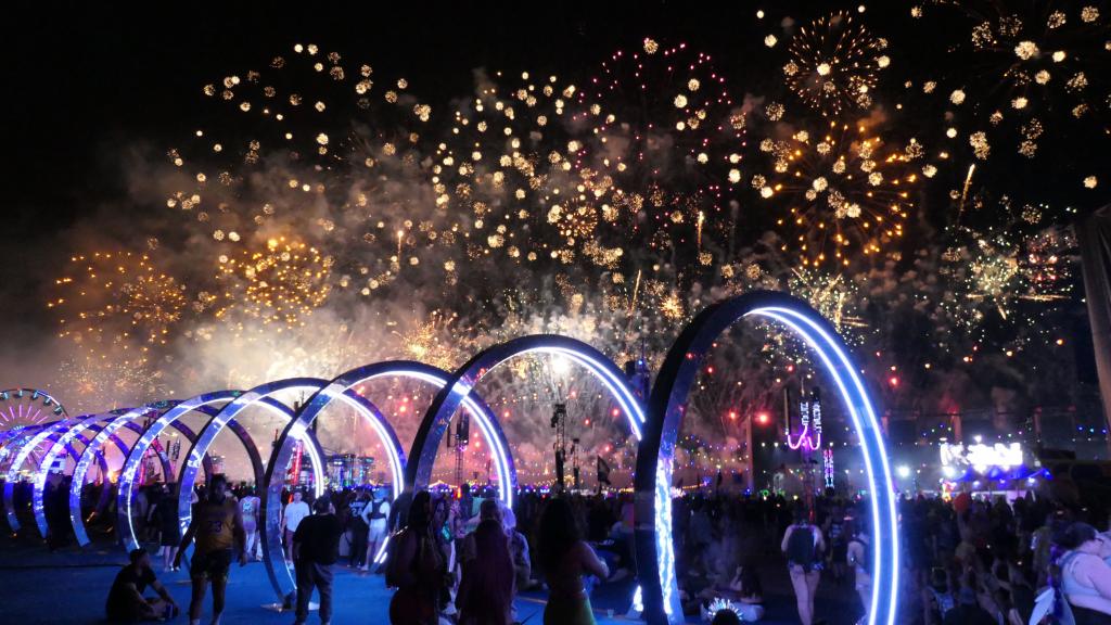 4539 - 20230519 EDC Vegas Fireworks