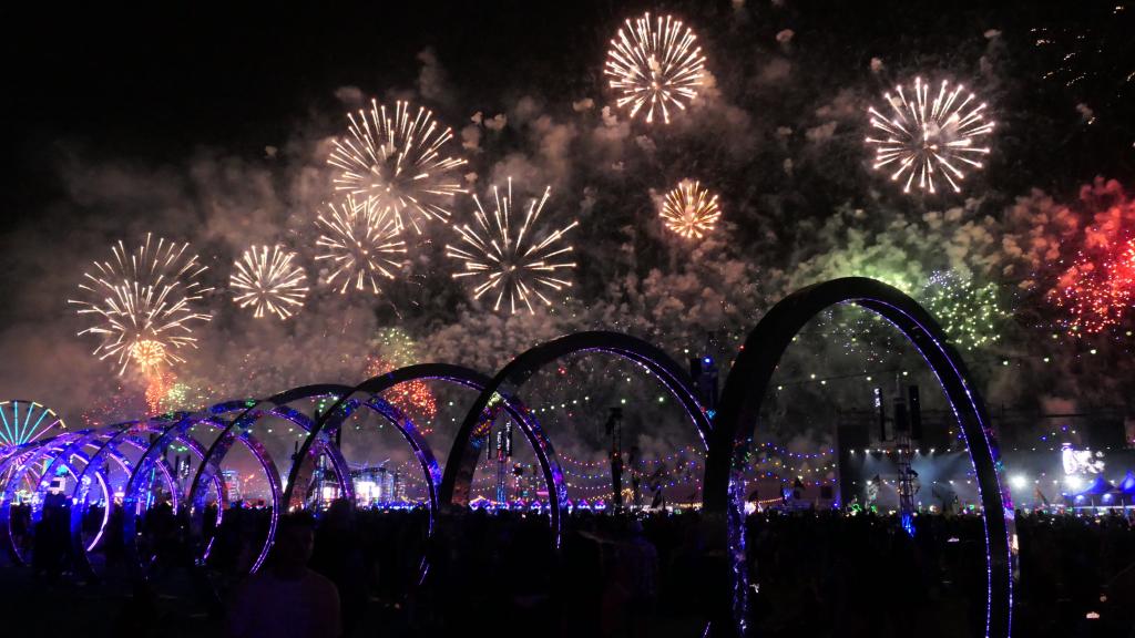 4540 - 20230519 EDC Vegas Fireworks