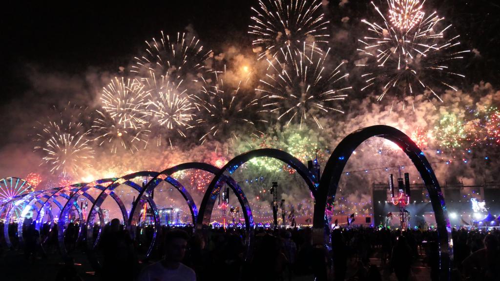 4541 - 20230519 EDC Vegas Fireworks