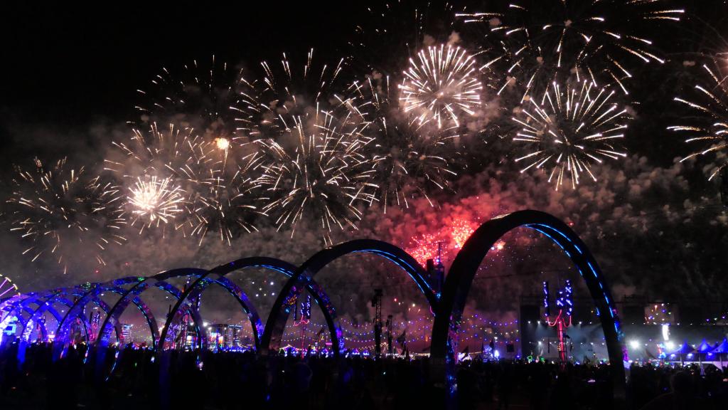 4543 - 20230519 EDC Vegas Fireworks