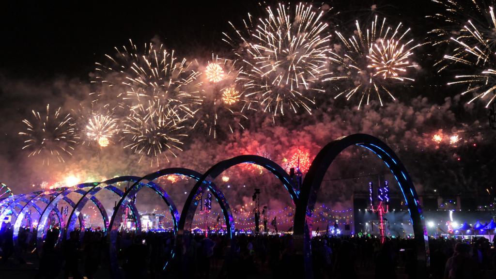 4545 - 20230519 EDC Vegas Fireworks