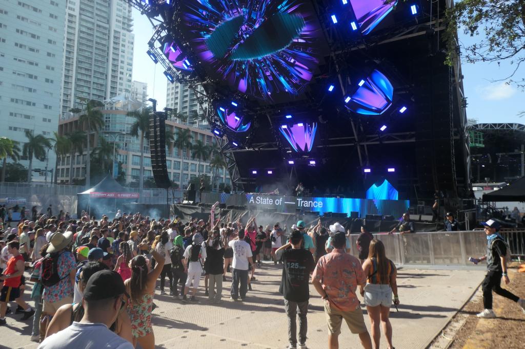 1101 - 20250328 Ultra Music Festival Miami Panasonic DC-ZS200D