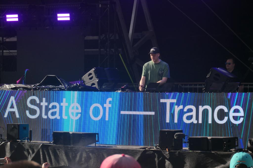 1103 - 20250328 Ultra Music Festival Miami Panasonic DC-ZS200D
