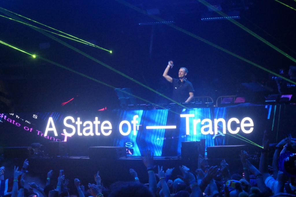 1150 - 20250328 Ultra Music Festival Miami Panasonic DC-ZS200D