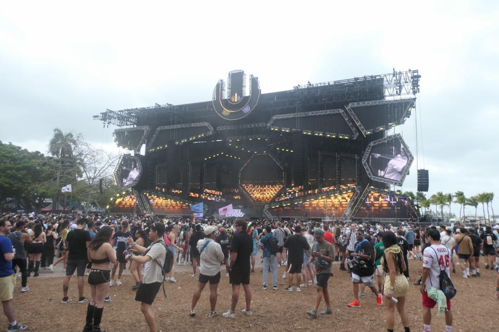 1195 - 20250328 Ultra Music Festival Miami Panasonic DC-ZS200D
