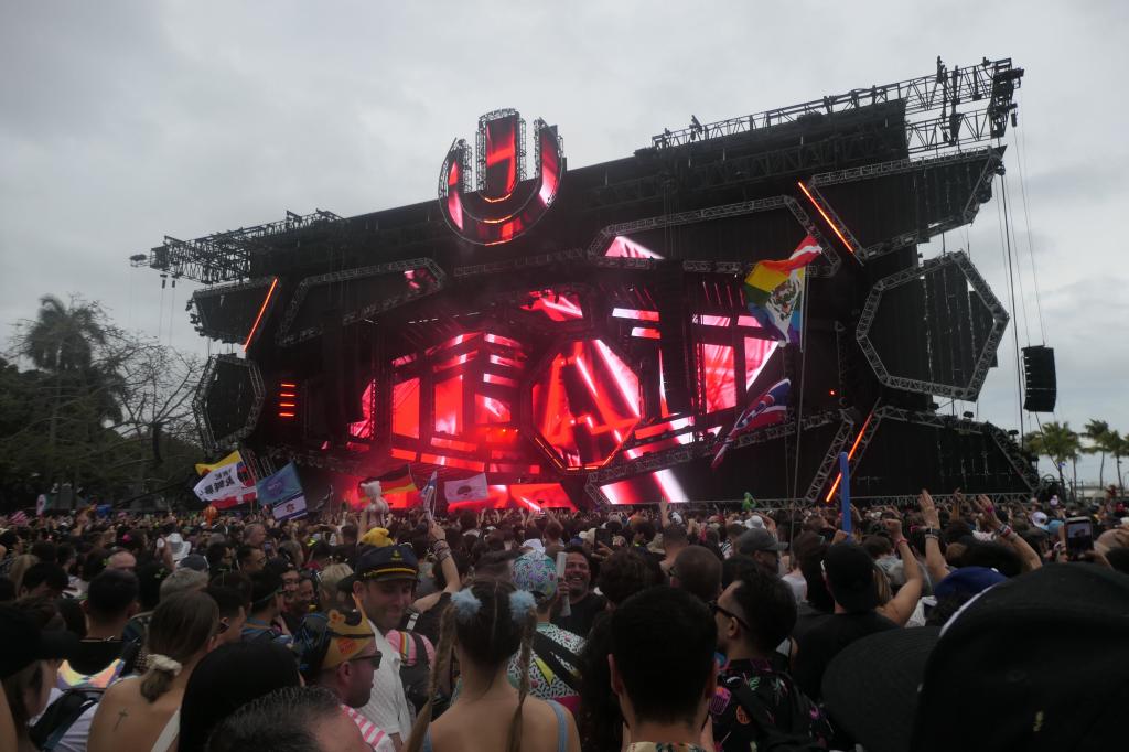 1220 - 20250328 Ultra Music Festival Miami Panasonic DC-ZS200D