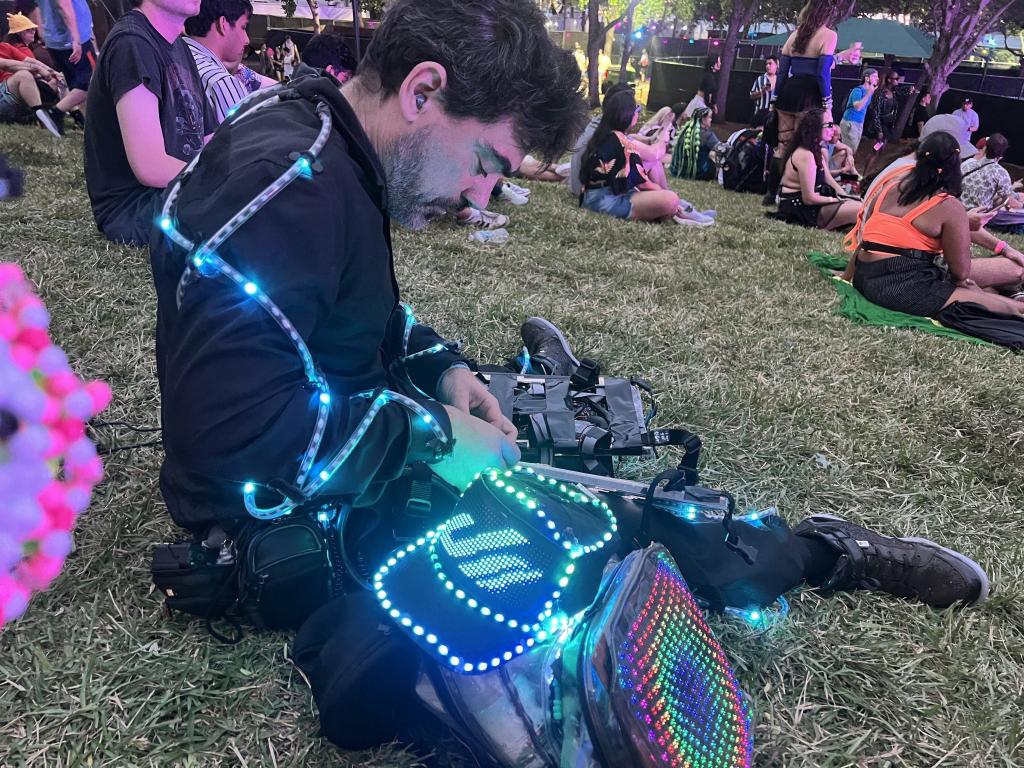 3118 - 20250328 Ultra Music Festival Miami People Apple iPhone 13 Pro Max