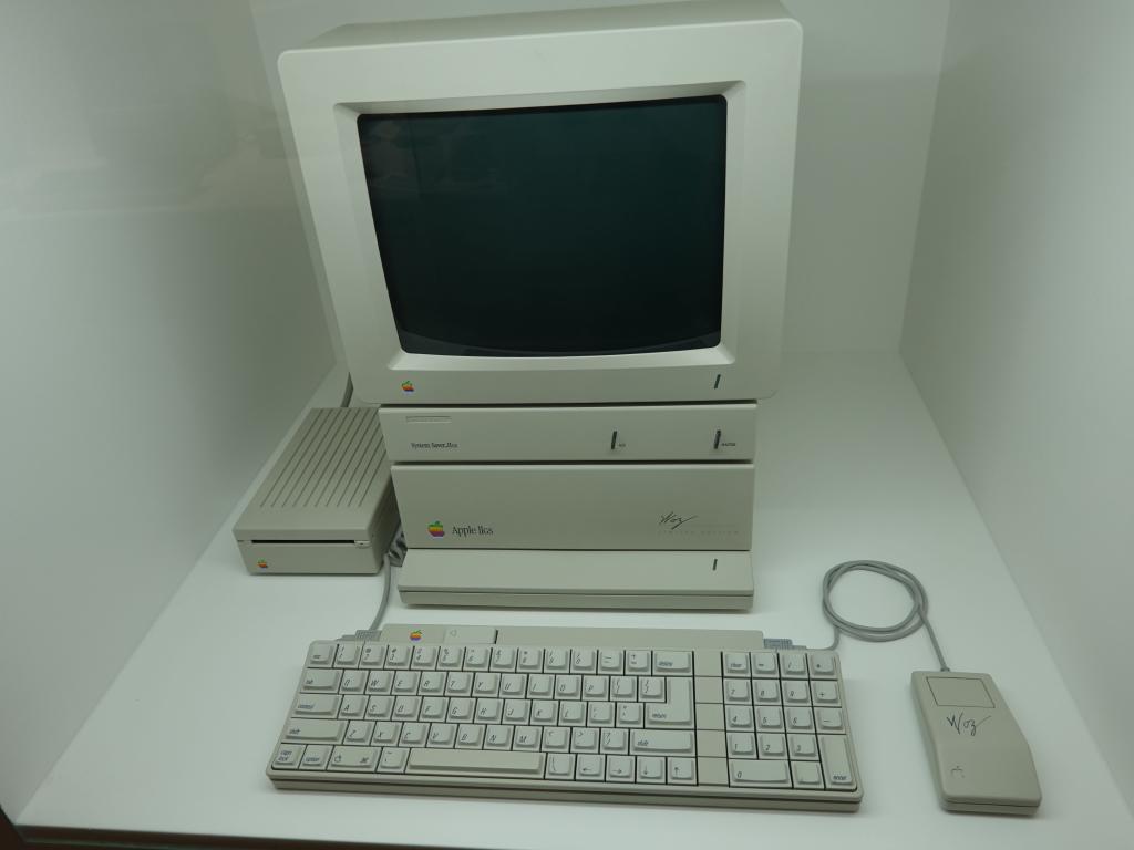 3235 - 20191013 Prague Apple Museum