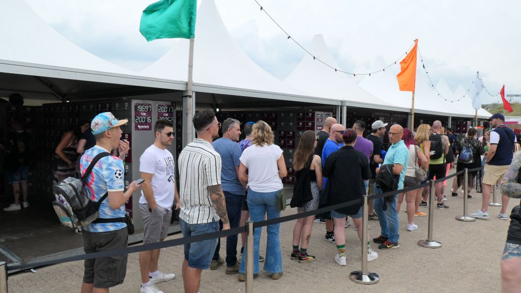 people were in line for 1H or more on the first day, trying to get their pre-paid lockers