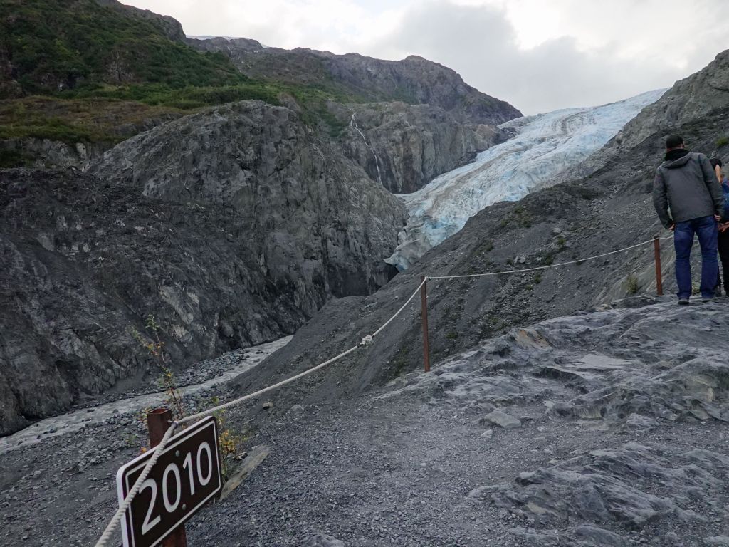 the glacier looks close, but it was still a 15mn hike away on an unofficial trail