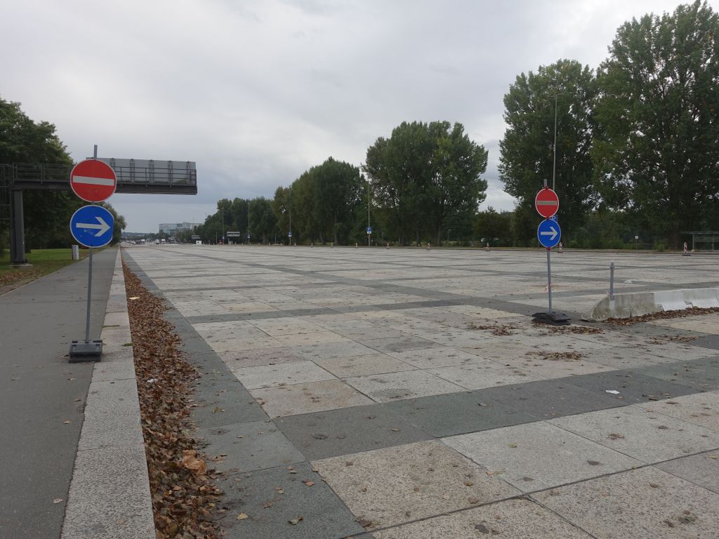 A huge street meant for marching and displays between monuments