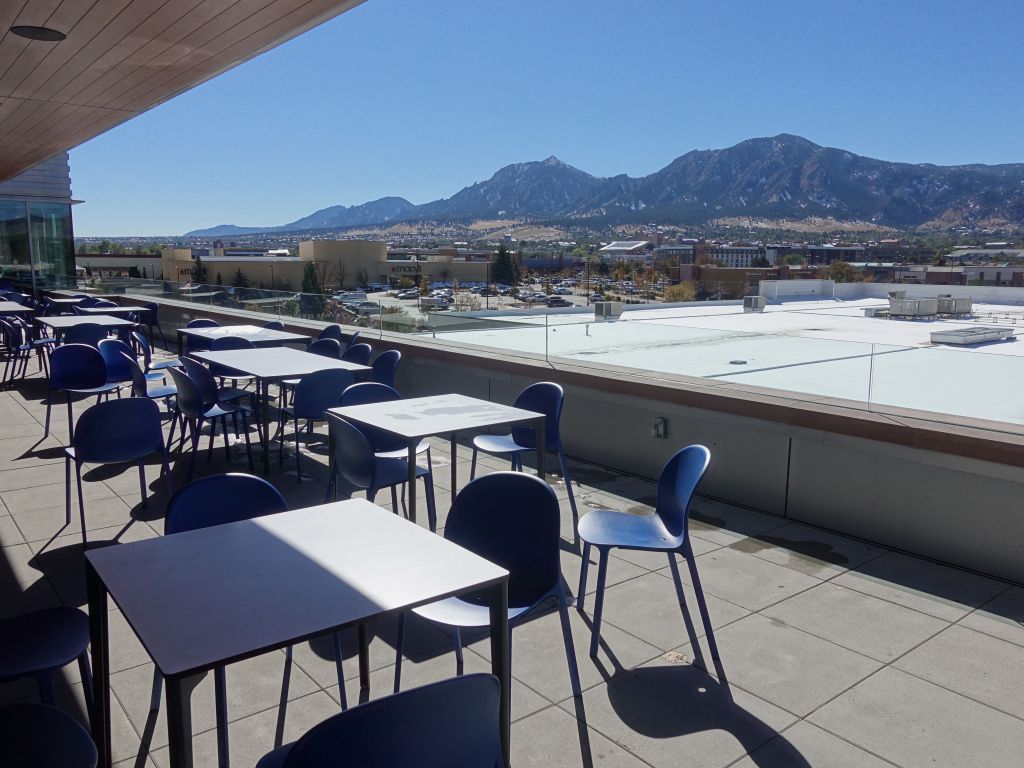 very nice patio and mountain view