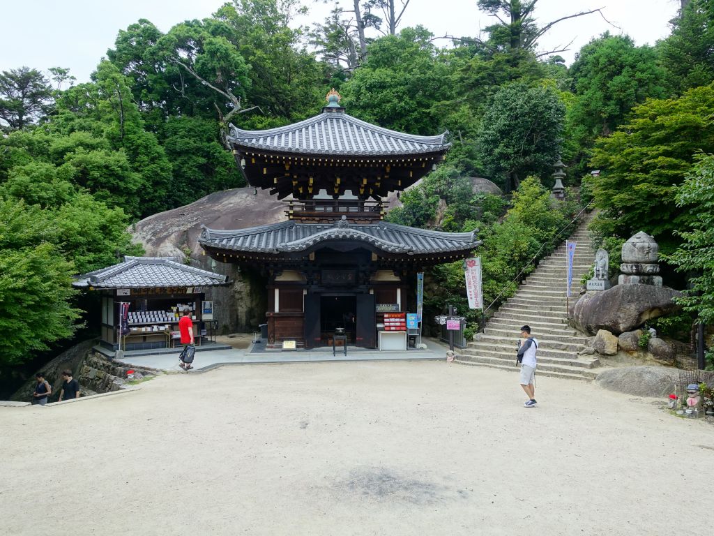 the temples at the top were still open for another 15mn when we arrived