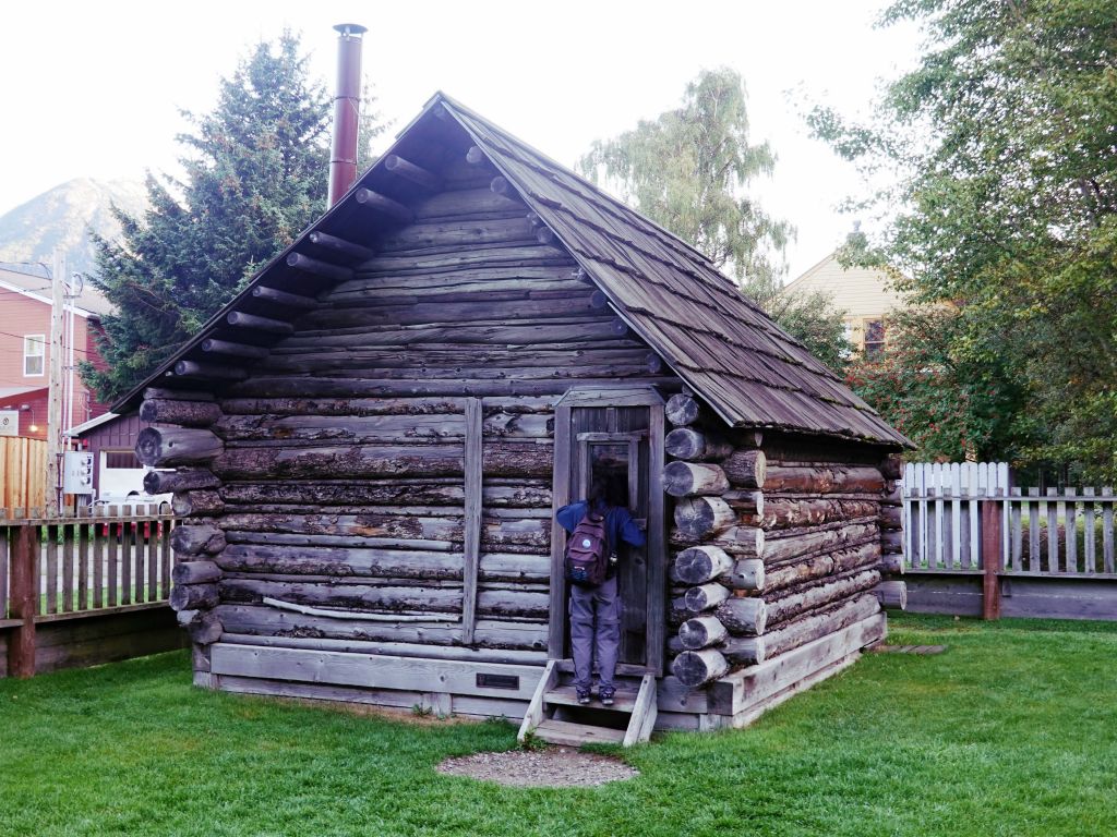 checking the different houses that you are supposed to be able to visit when they are open (which they only were while we were on our tour)