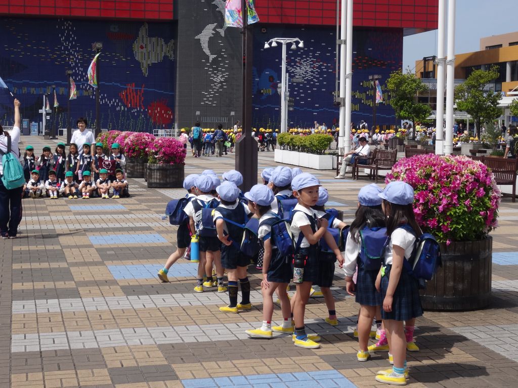 argh more kids, at least they're nicely arranged by hat color :)