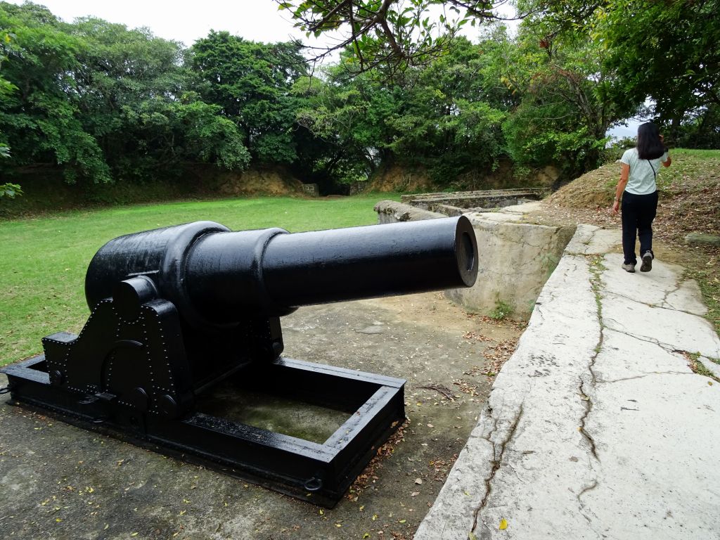 there isn't much left of the fort, a few stones and cannons