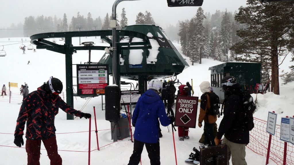 as a result, few people running the lifts, even on a sunday.