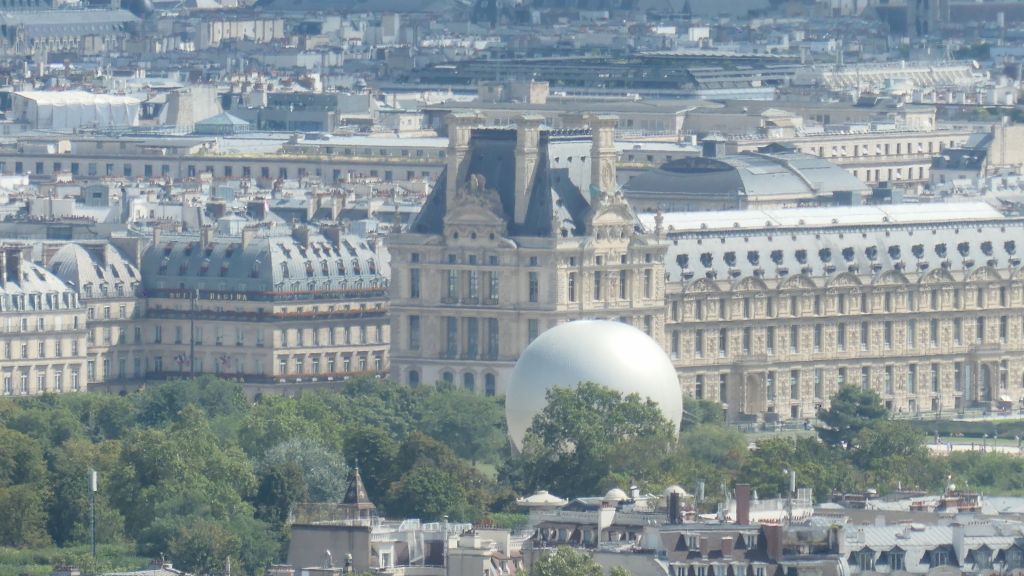 some hot air balloon in the middle of jardin des tuileries