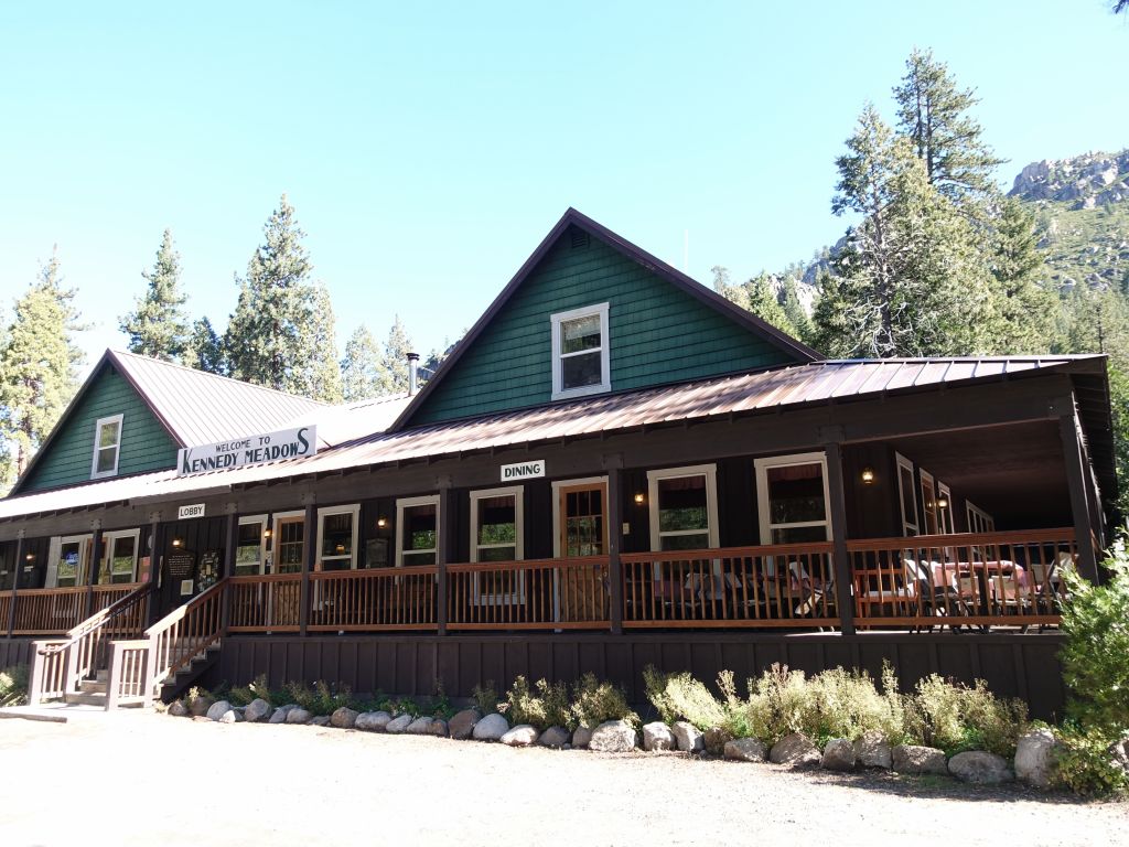 we eventually arrived to the trailhead, where PCT folks go to resupply