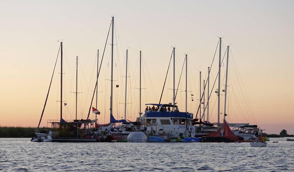 a bunch of other boats were rafted up together