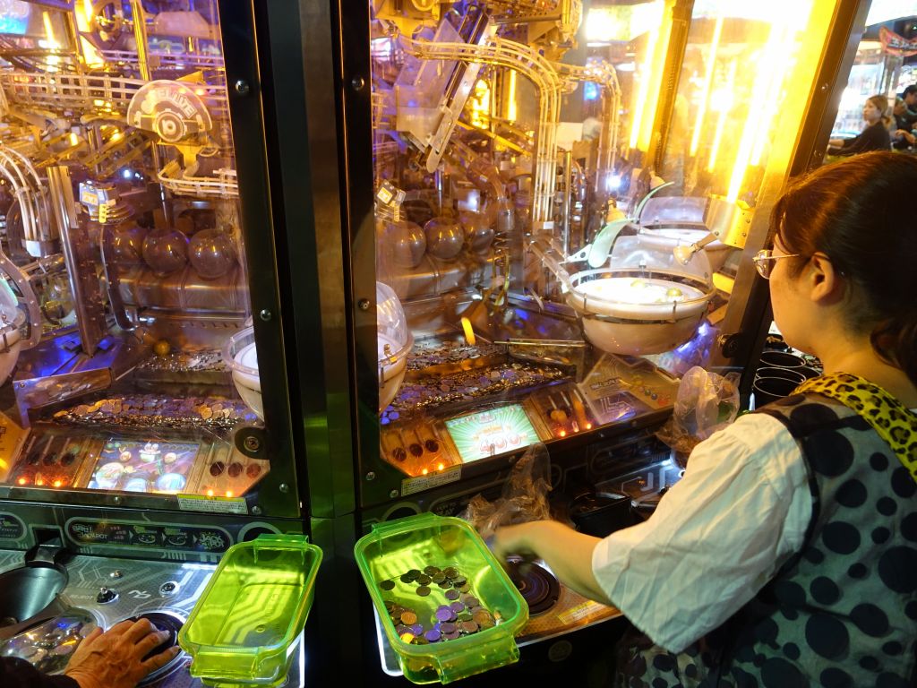 this machine has a rotating control to thrown coins in the right place