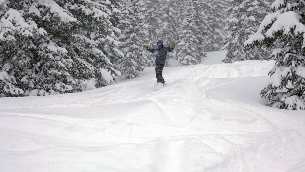 OMG, too much powder, this is dangerous, I might fall!