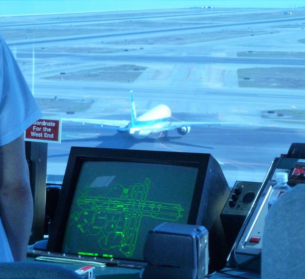 the taxi map tracking planes landing and ready for takeoff