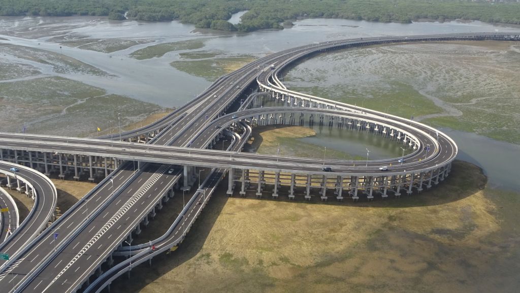 new toll expressway to the airport