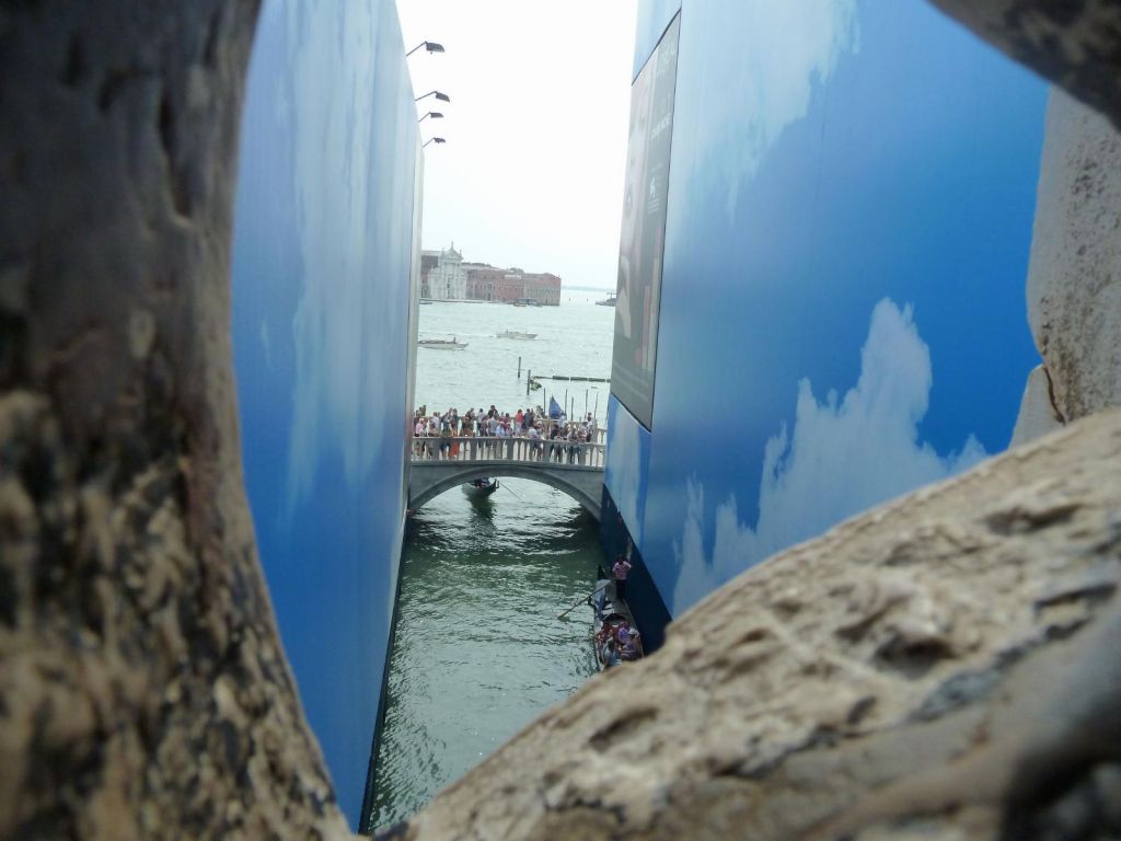 crossing the bridge on the way to their cell, prisonners got a last view of venice, and Sighed