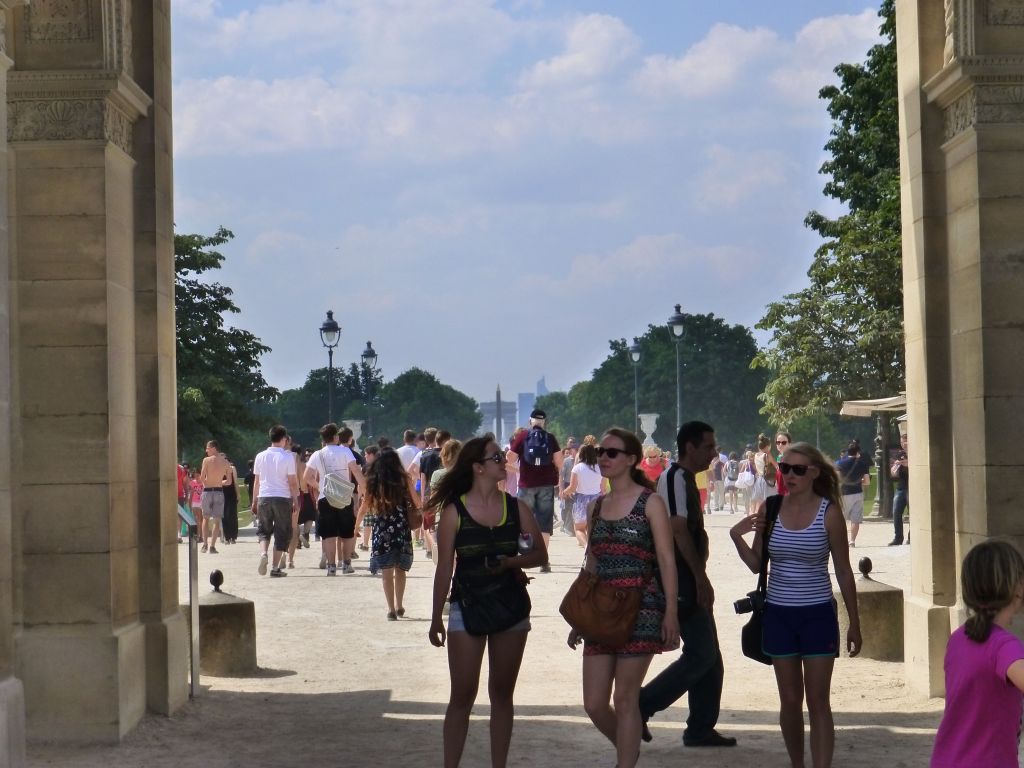 it was a clear day, you could see the obelisque and arc the triomphe through the first arch that day