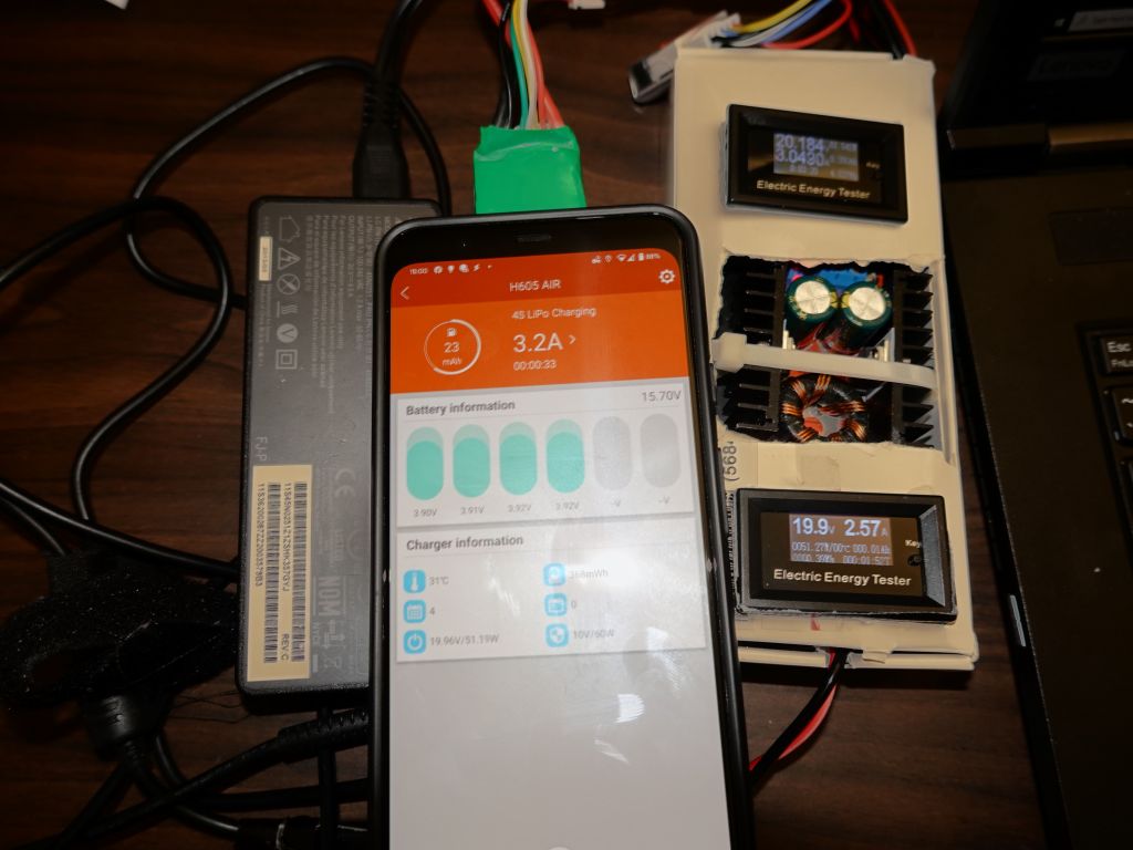 here, the 90W power supply is recharging the battery at 2.5A while it's being discharged at 3A on the output side, using the battery as buffer