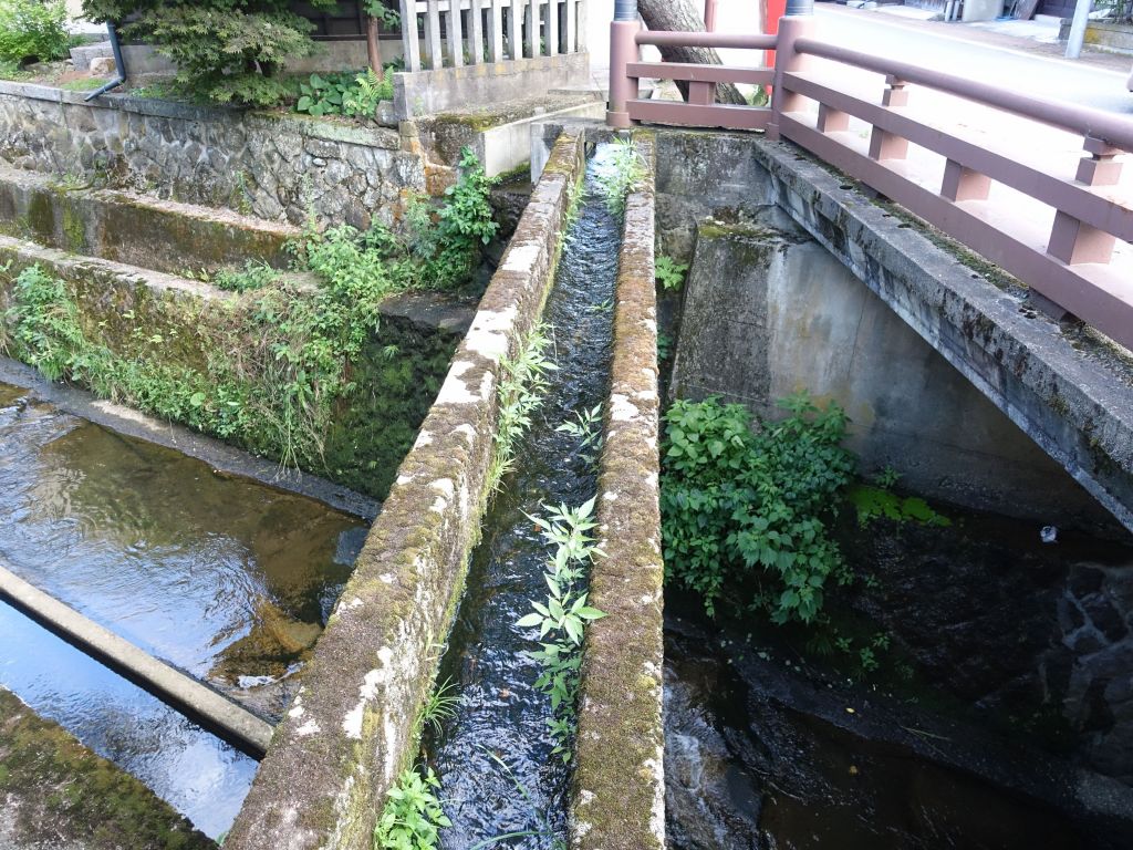 aqueduct that allowed a water stream to cross another water stream, cool :)