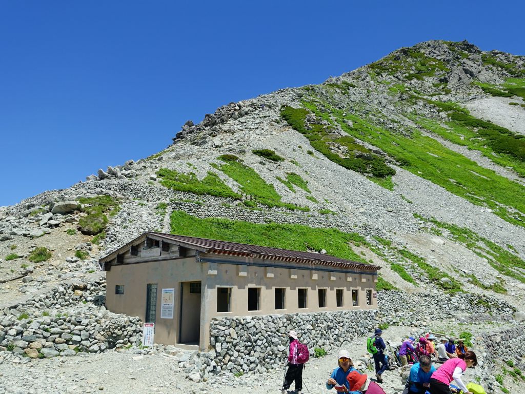 evntually we got to the rest house at 2700m before the trail turned into rock hopping for the last 300m