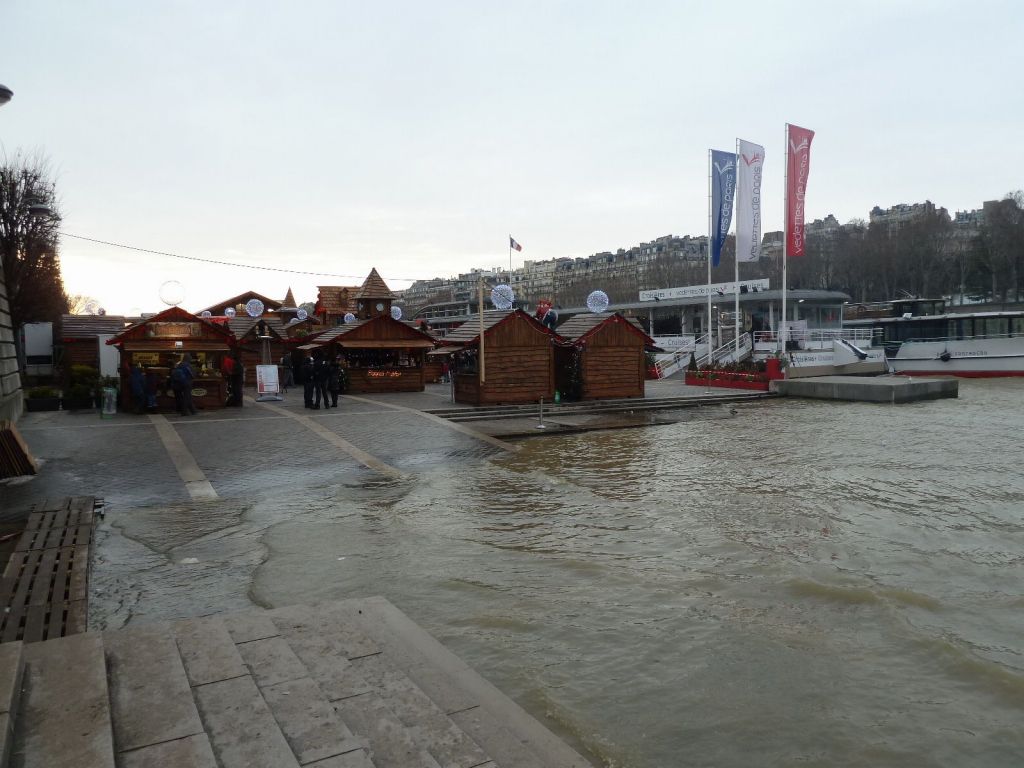 Oh yes, lots of snow meant that the Seine was a bit high :)